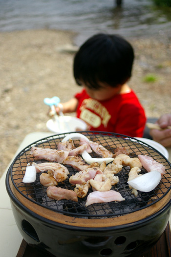 水コンロ+備長炭で焼いております。